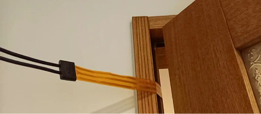 屋外設置に便利な「隙間ケーブル」